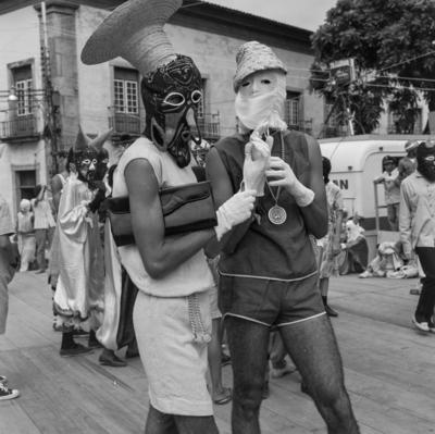 Homem fantasiado de mulher no carnaval
