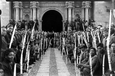 Cerimônia dos círios no templo de Ayaviri