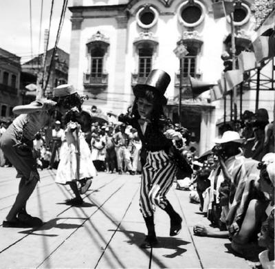Crianças passistas de frevo em frente à Igreja da Matriz do Santíssimo Sacramento de Santo Antônio