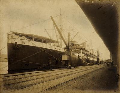 Transatlântico atracado aos cais