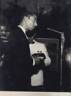 Roberto Silva ao microfone com troféu