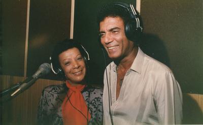 Elizeth Cardoso ao microfone em estúdio