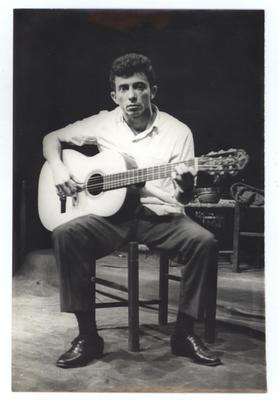 Tom Zé com o violão