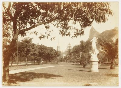 Estátua Crepúsculo; ao fundo, o morro do Corcovado