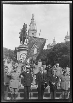 Washington Luís, ao centro, entre civis e militares