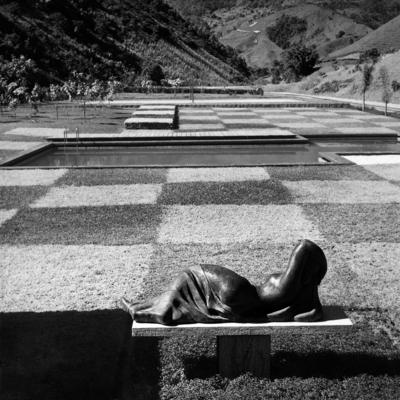 Residência de Edmundo Cavanellas, projeto do arquiteto Oscar Niemeyer e Burle Marx, com a escultura Mulher deitada, de Alfredo Ceschiatti