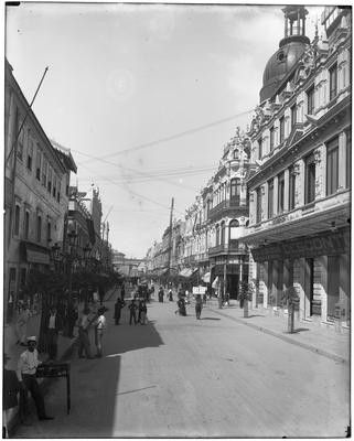 Rua Uruguaiana, ao fundo o Chafariz da Carioca