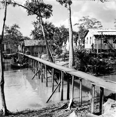 Vila da Barca, palafitas flutuantes