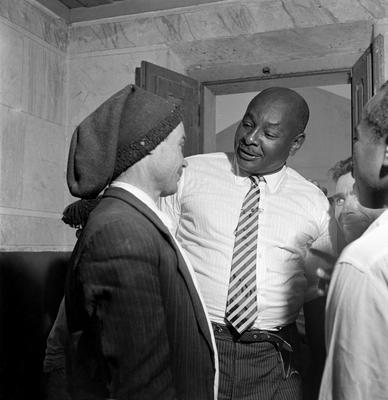 Excursão do Flamengo pela Europa - O massagista Johnson conversa com uma lisboeta