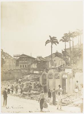 Primeiras demolições nas proximidades do Morro do Castelo; a partir da Avenida Central