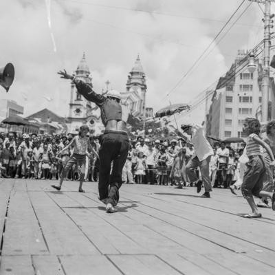 Passista de frevo em frente à Igreja Matriz do Santíssimo Sacramento de Santo Antônio