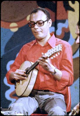 Izaías com o bandolim