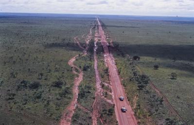 Vista aérea de estrada em meio à vegetação