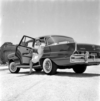 Modelo posa para foto ao sair de carro