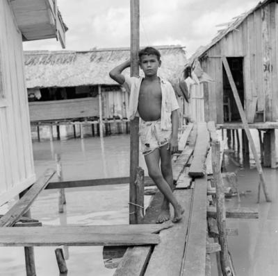 Vila da Barca, palafitas flutuantes, crianças