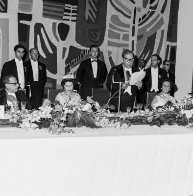 O presidente Arthur da Costa e Silva discursa durante a recepção em homenagem à Rainha Elizabeth II, na Sala Brasília. À esquerda da rainha, o vice-presidente Pedro Aleixo. À direita, a primeira-dama, Dona Iolanda