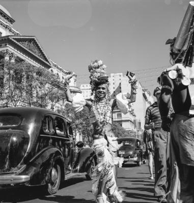Carnaval de rua, homem fantasiado de mulher na frente da Biblioteca Nacional