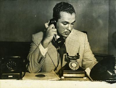 Antônio Maria ao telefone