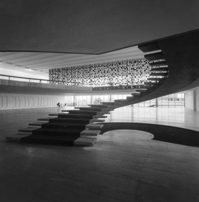 Escada helicoidal, projeto dos arquitetos Milton Ramos e Joaquim Cardoso