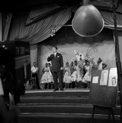 Herivelto Martins (ao centro) com grupo de ritmistas e cabrochas