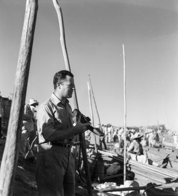 Marcel Gautherot documentando carrancas nas proas dos barcos do rio São Francisco