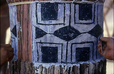Série Xingu - Pintura em madeira para cerimônia do Kuarup (cerimônia dos mortos)
