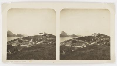 Igreja Nossa Senhora de Copacabana; ao fundo, o Morro do Pão de Açúcar