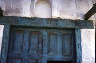 Igreja de São Miguel - verga na porta de entrada da nave