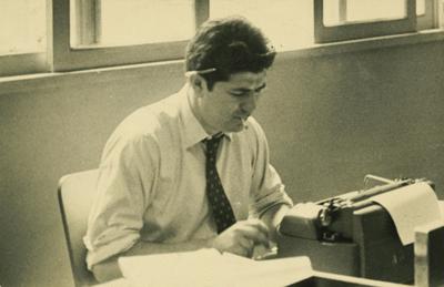 Luís Reis com máquina datilográfica