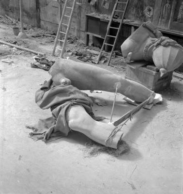 Fragmentos de cópia (moulage) do "Jovem Guerreiro", do grupo escultórico do Arco do Triunfo (A Marselhesa), Paris