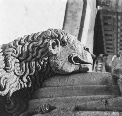 Profeta Daniel - leão aos pés do profeta