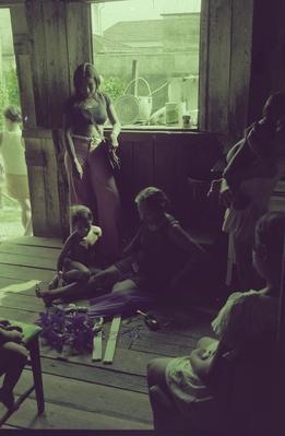 Edna de Cássia e sua família em sua casa