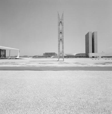"O Pombal", escultura de Oscar Niemeyer, ao fundo o Congresso Nacional