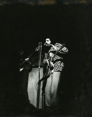 Gilberto Gil ao microfone com o violão