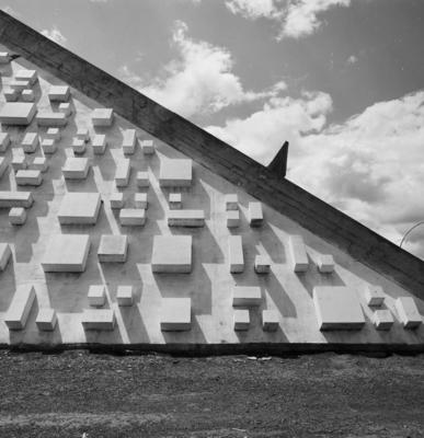 Teatro Nacional Cláudio Santoro, "O sol faz a festa", relevo de Athos Bulcão