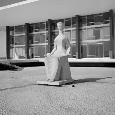 "A Justiça", escultura de Alfredo Ceschiatti