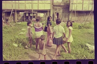 Edna de Cássia e sua família em sua casa