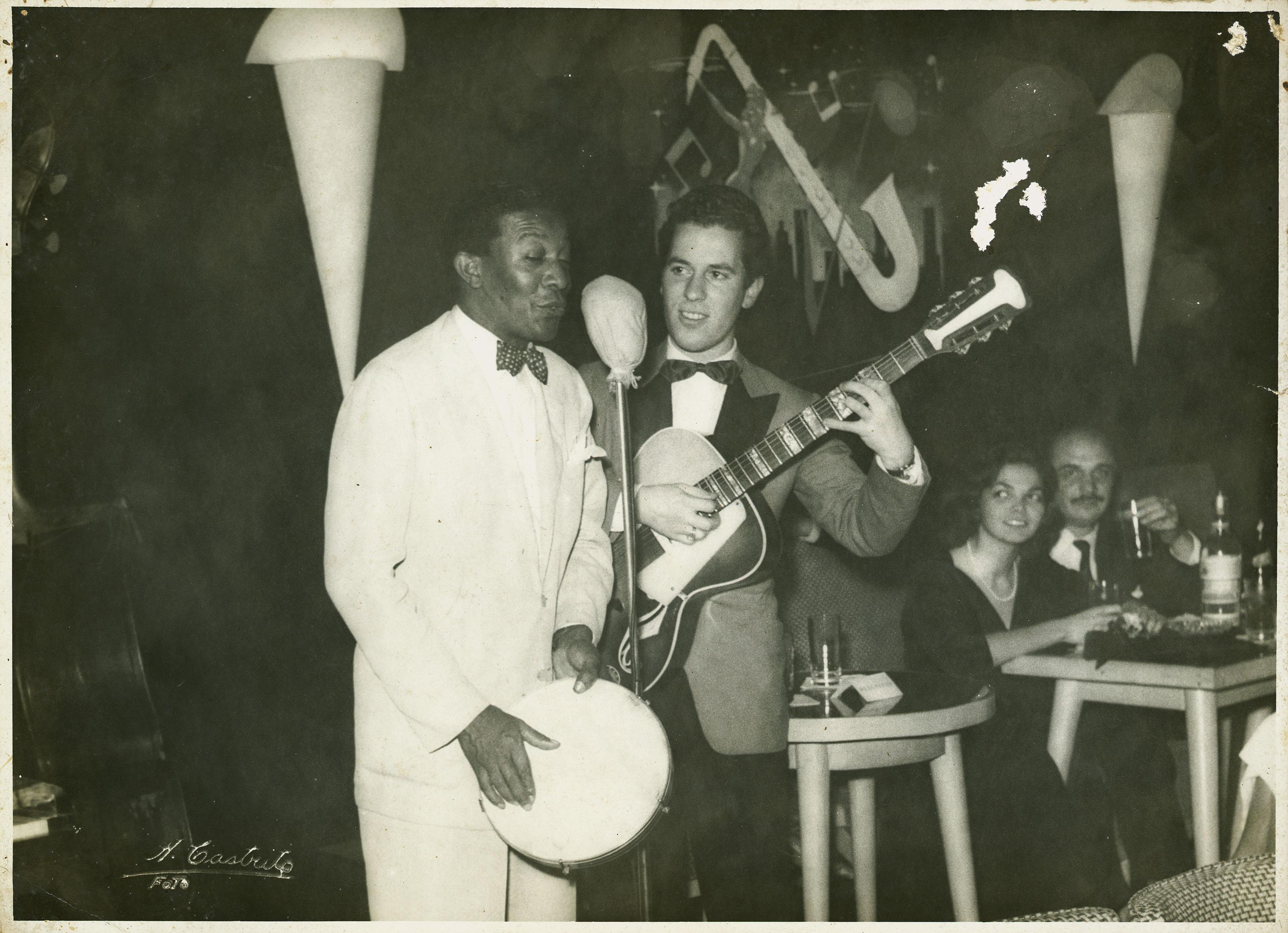 Caco Velho ao microfone com o pandeiro