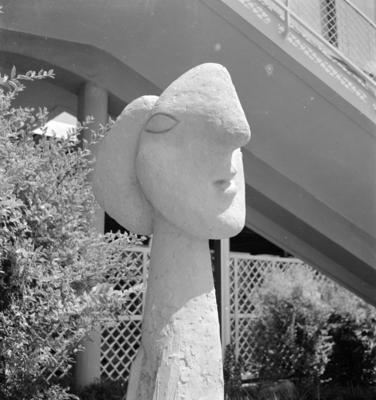 "Cabeça de Mulher", escultura de Pablo Picasso, em frente ao pavilhão da Espanha.