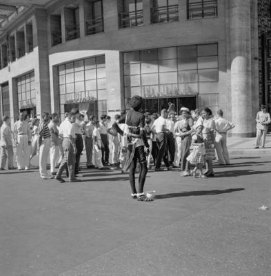 Carnaval de rua, homen fantasiado de mulher