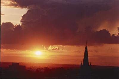 Ao fundo, torre da  Igreja Nossa Senhora Auxiliadora