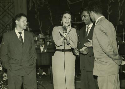 Yara Salles ao microfone