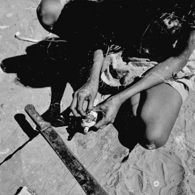 Mulher do povo Karajá confeccionando bonecas de cerâmica chamadas Ritxòkò