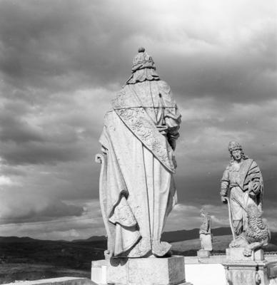 Profeta Oséias de costas e Profeta Daniel de frente