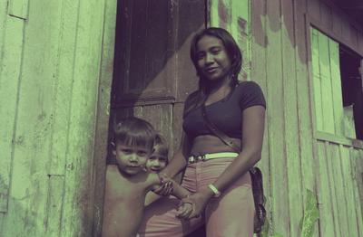 Edna de Cássia e sua família em sua casa