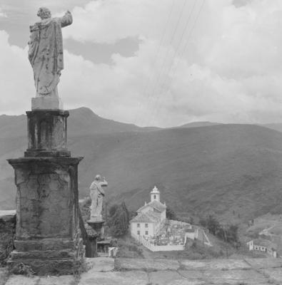 Capela de São José, fundos com vista do cemitério. Vista do adro da Igreja de São Francisco de Paula.