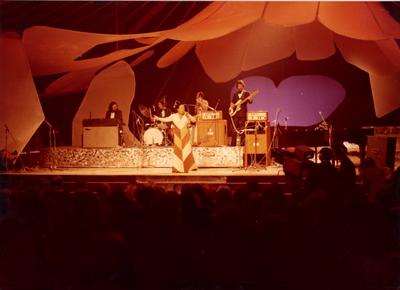 Elizeth Cardoso ao microfone