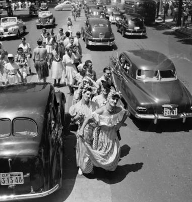 Carnaval de rua, homens fantasiados de mulher