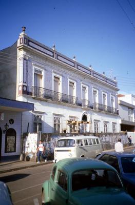 Sobrado com platibanda