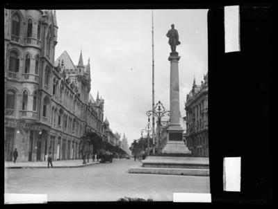 Avenida Rio Branco; à direita, o Monumento ao Visconde de Mauá